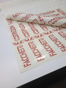 Pre-spaced adhesives for flat surfaces,it